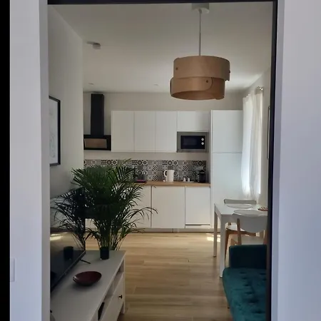 06an - Beautiful In The Heart Of Old Apartment