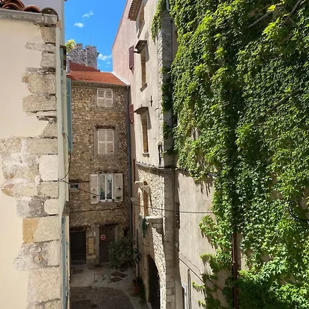 06an - Beautiful In The Heart Of Old Apartment Antibes